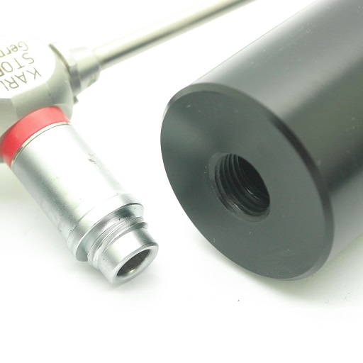 Illuminatore endoscopio con attacco filettato a tre principi di tipo Stortz 
